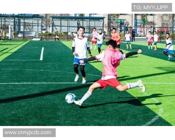 帅气足球照展现运动魅力与青春活力的完美结合